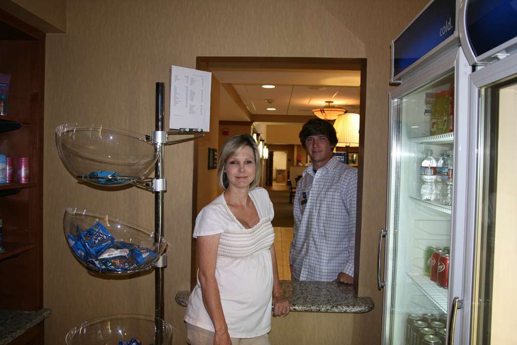 Hampton Inn And Suites Bakersfield North-Airport Restaurant photo